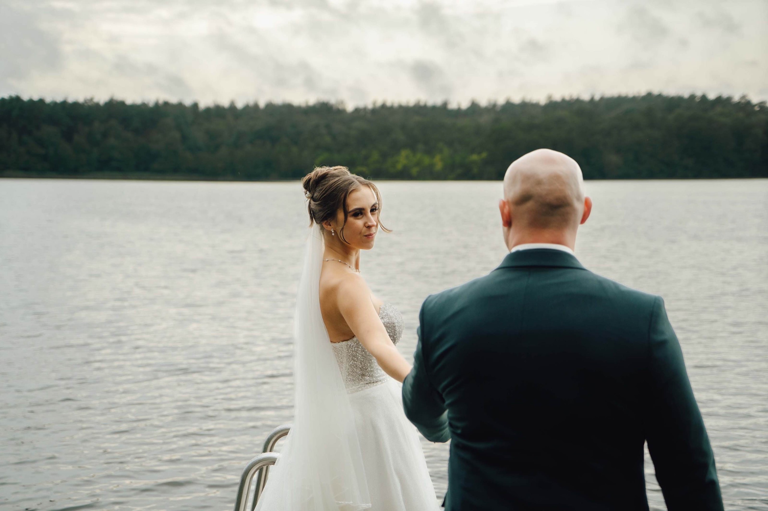 Hochzeitsmoment am Wasser in Griechenland