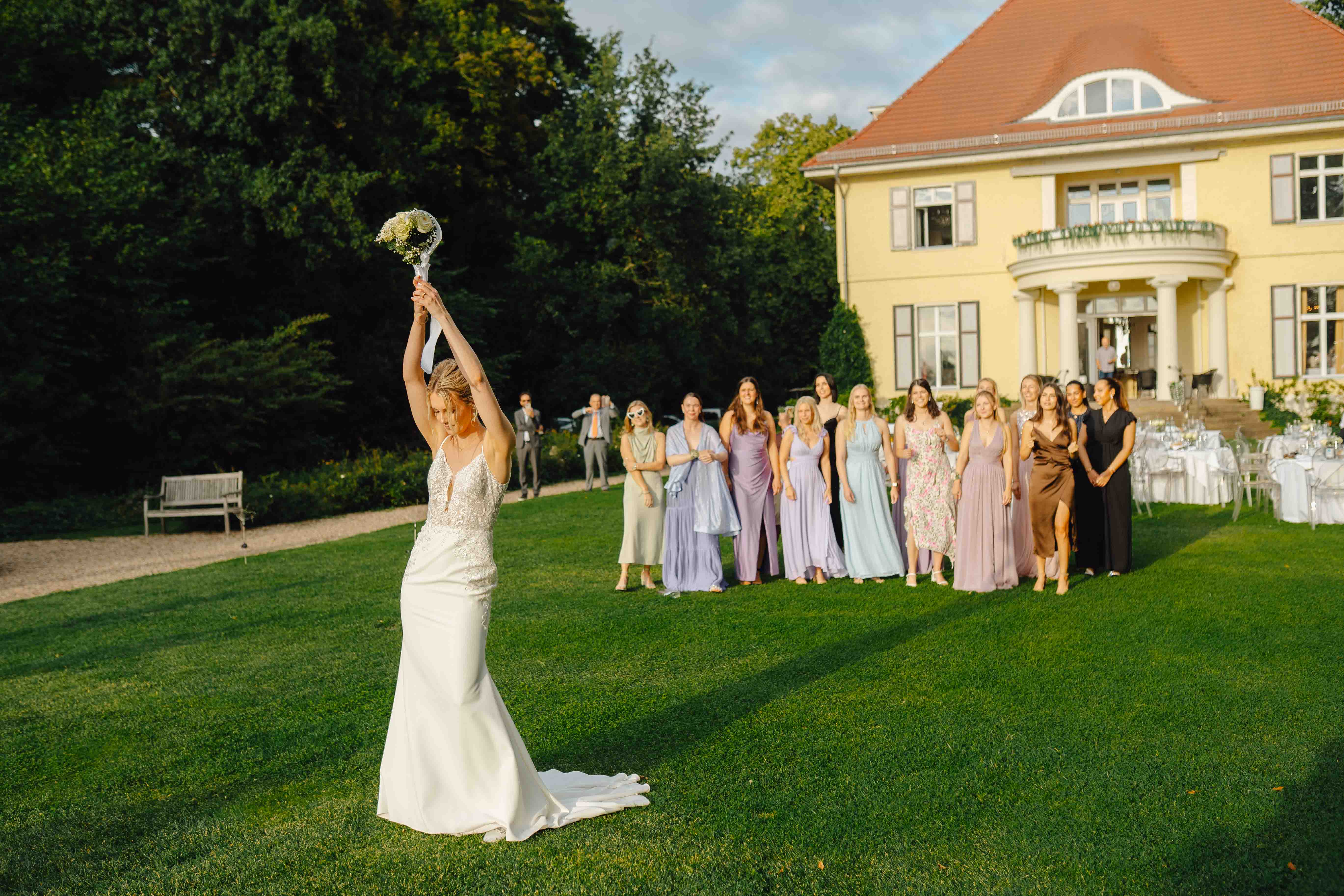 Bouquet-Wurf im Garten vor dem Gut Schloss Golm